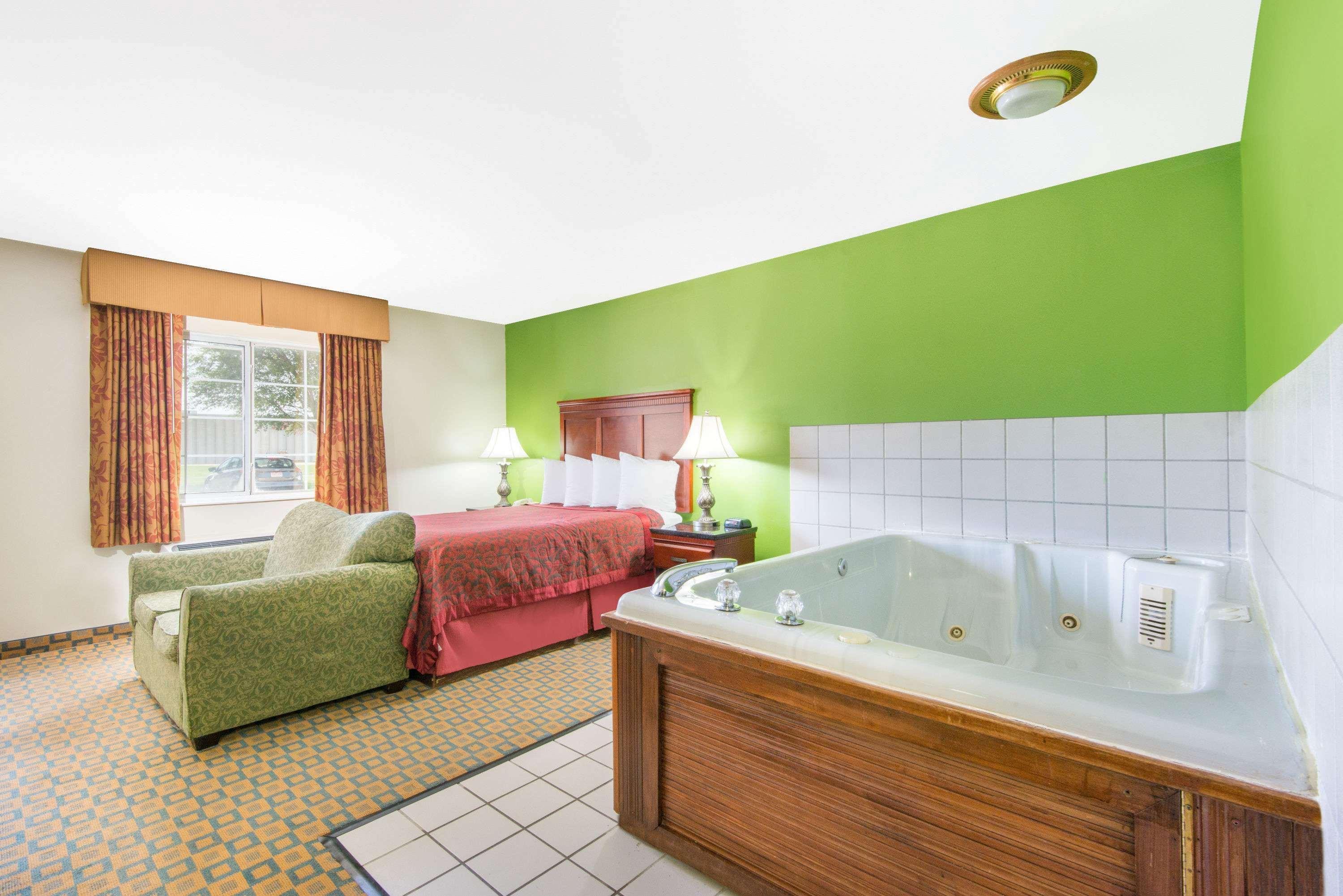 Days Inn & Suites By Wyndham Wichita Eksteriør billede