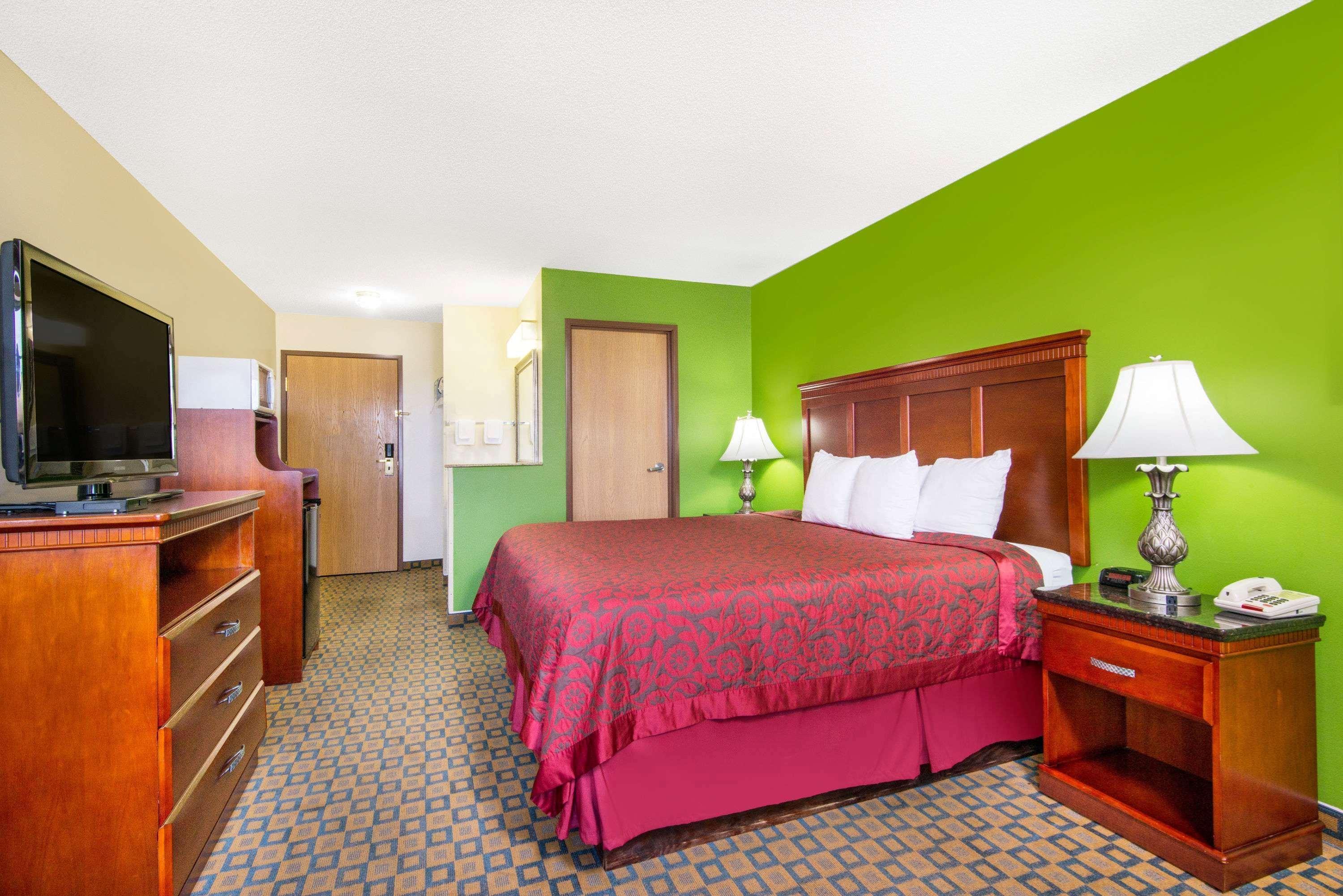Days Inn & Suites By Wyndham Wichita Eksteriør billede