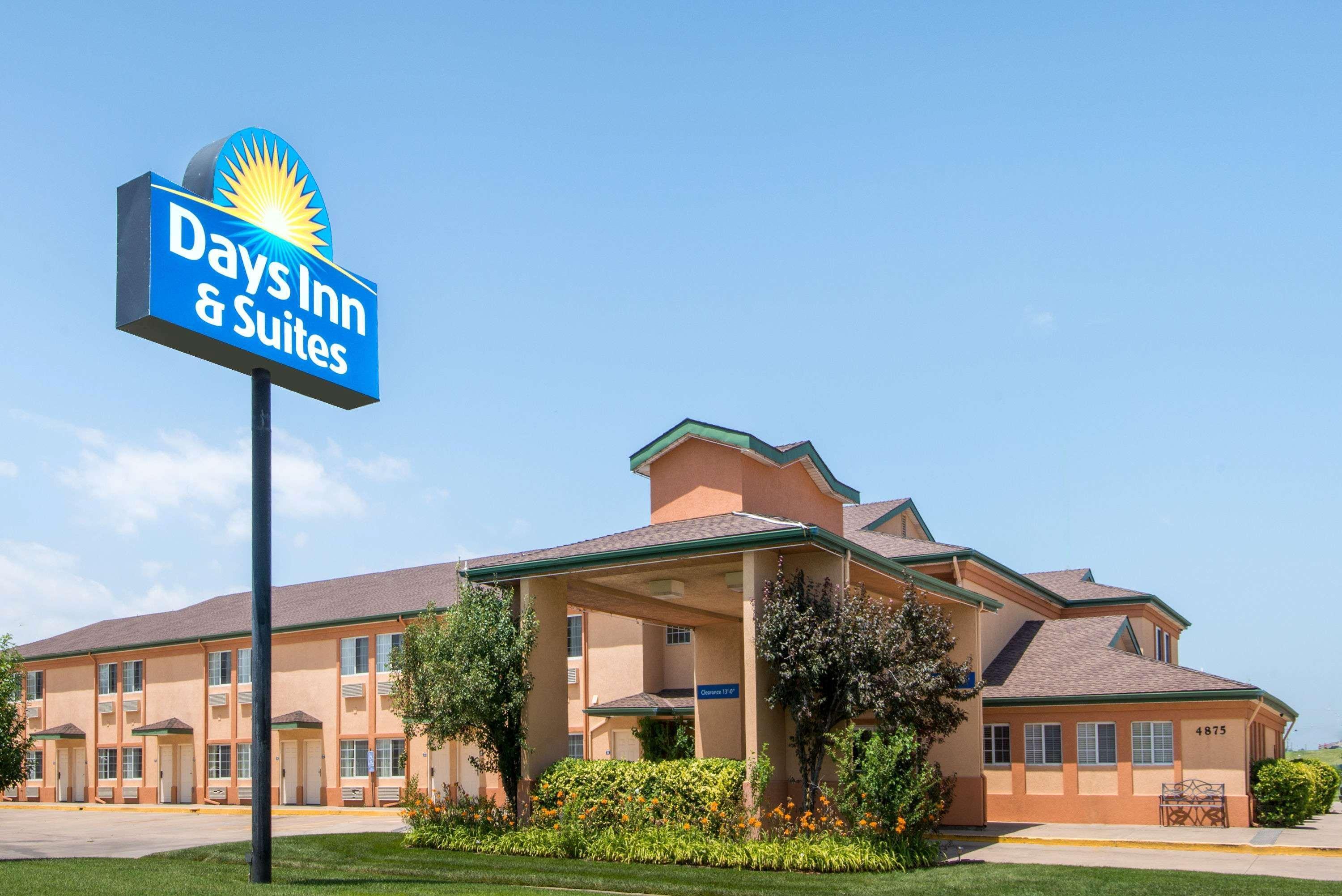 Days Inn & Suites By Wyndham Wichita Eksteriør billede