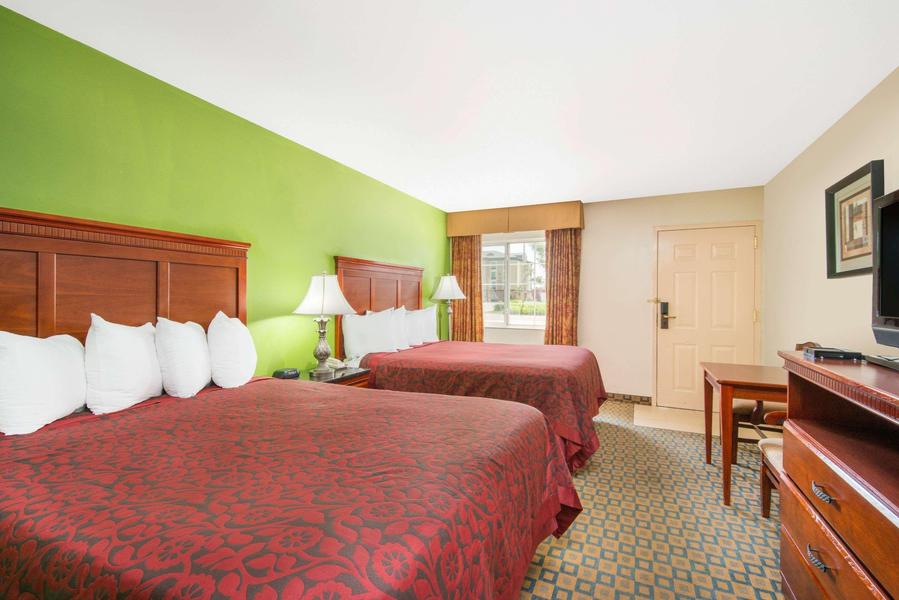 Days Inn & Suites By Wyndham Wichita Eksteriør billede