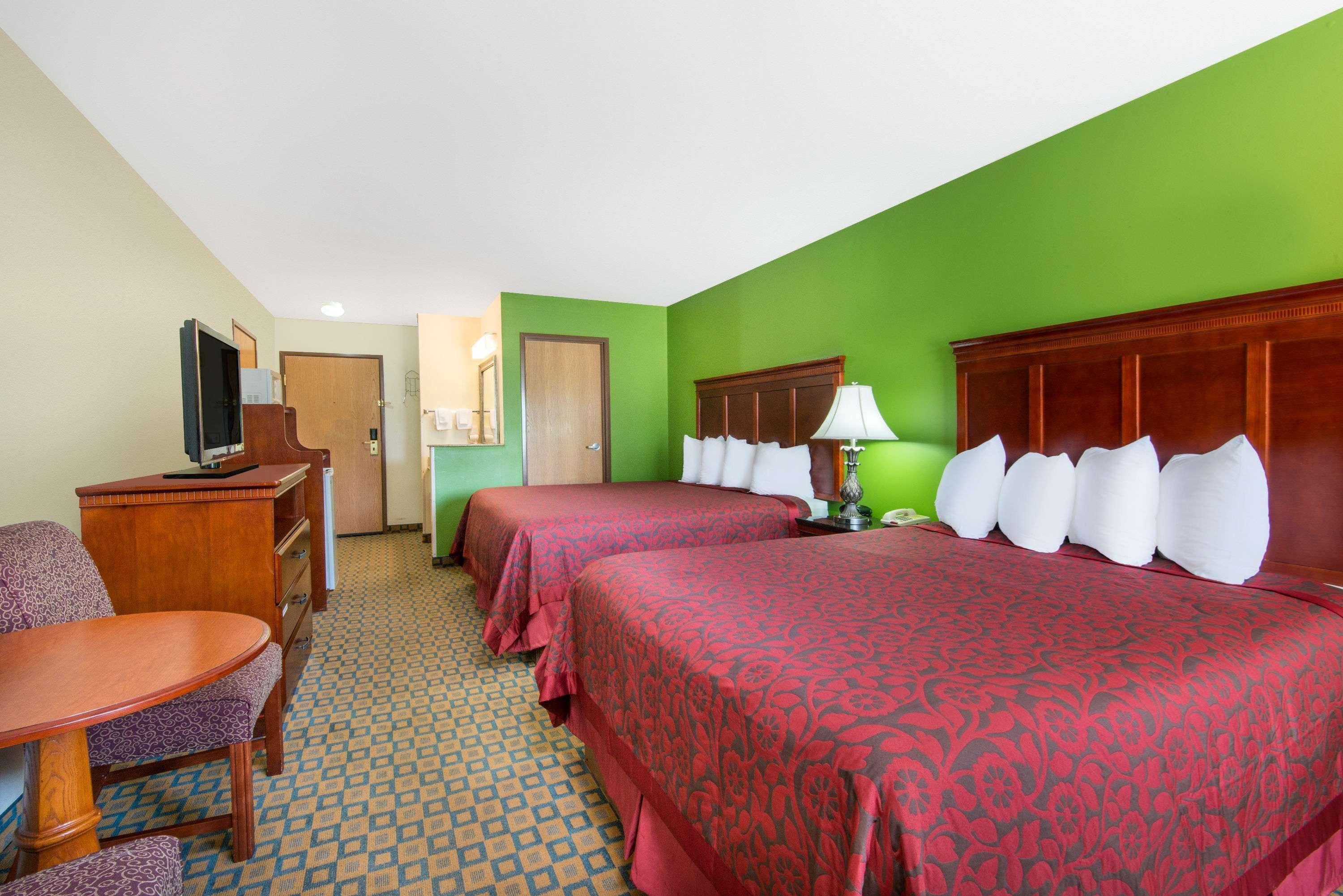 Days Inn & Suites By Wyndham Wichita Eksteriør billede