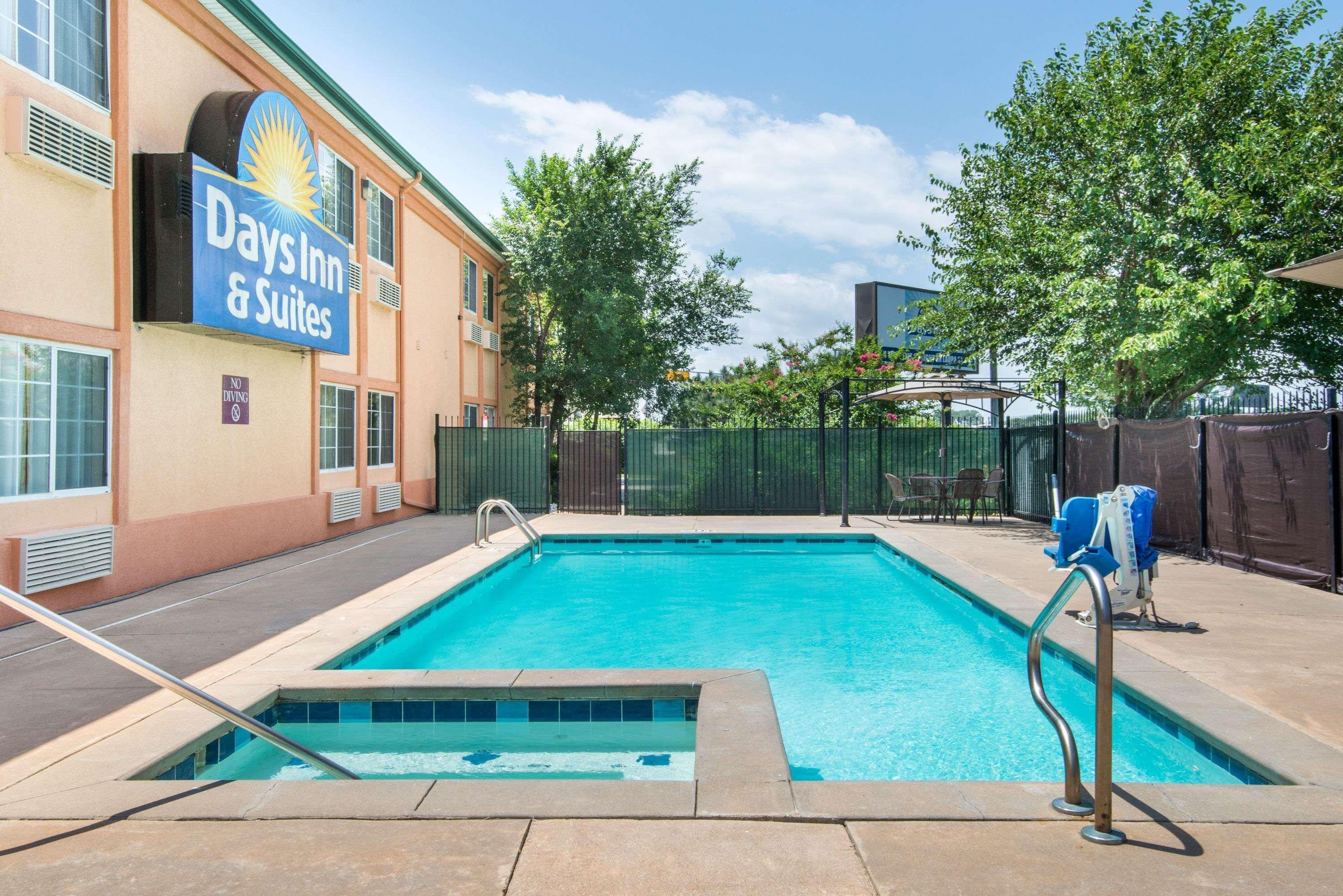 Days Inn & Suites By Wyndham Wichita Eksteriør billede