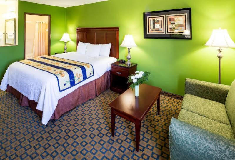 Days Inn & Suites By Wyndham Wichita Eksteriør billede