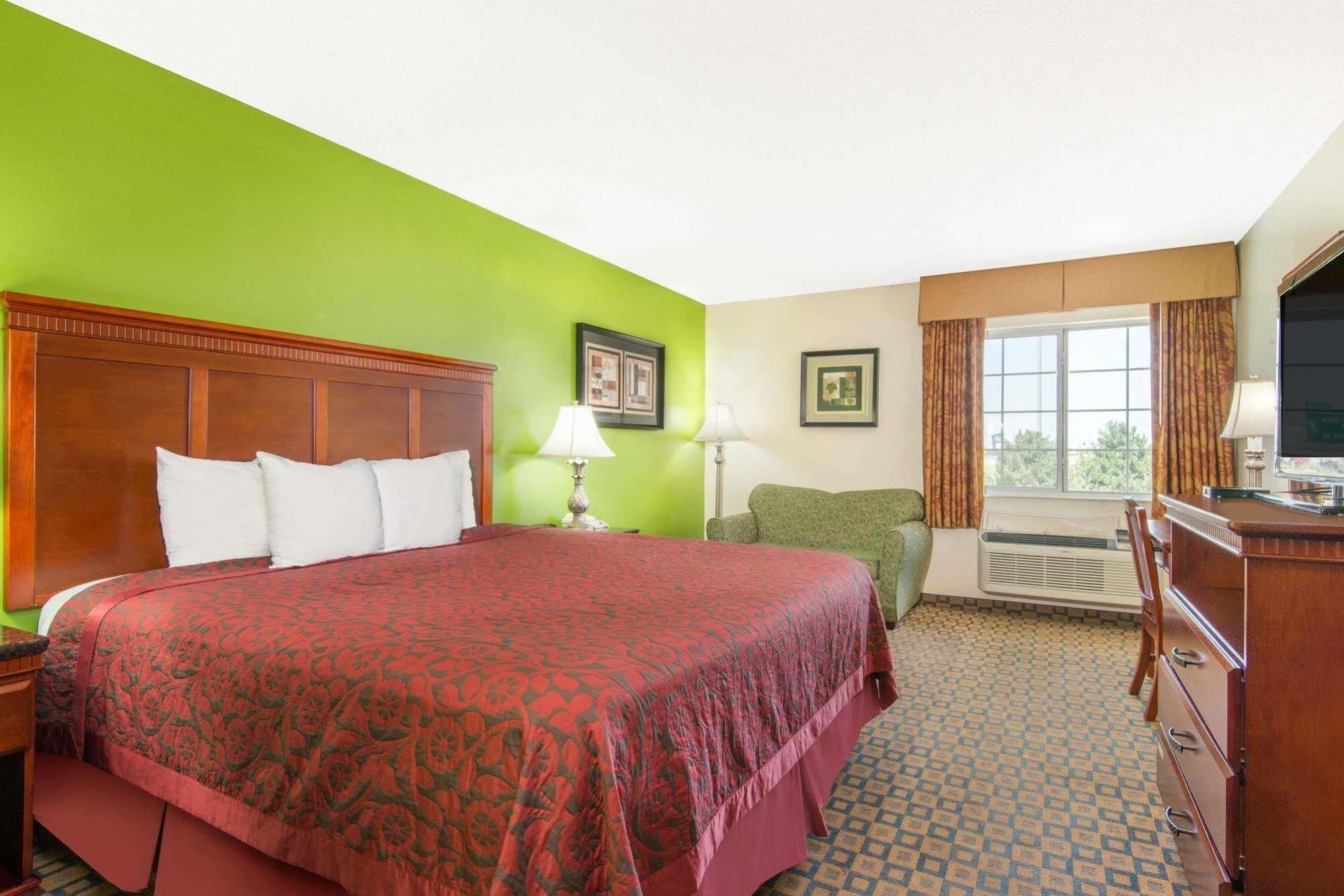 Days Inn & Suites By Wyndham Wichita Eksteriør billede